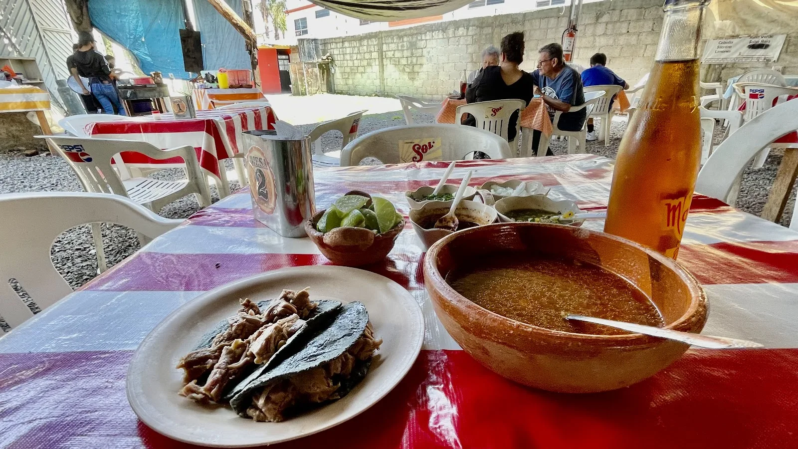 Tacos de barbacoa con consomé y salsas