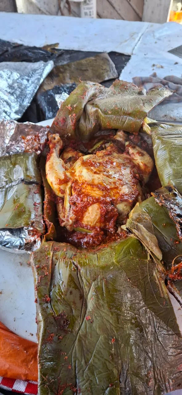 Barbacoa recién salida del hoyo, envuelta en penca